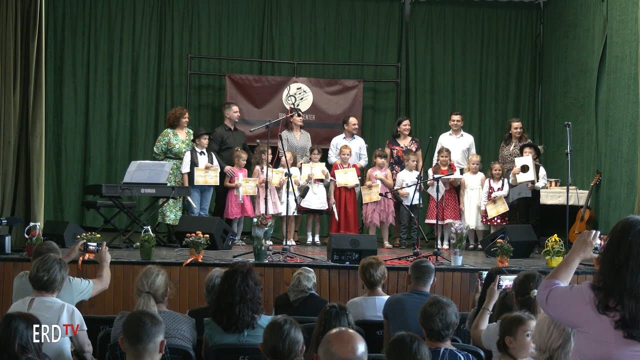 A tehetségkutató énekverseny győztesei a vargyasi gálán
