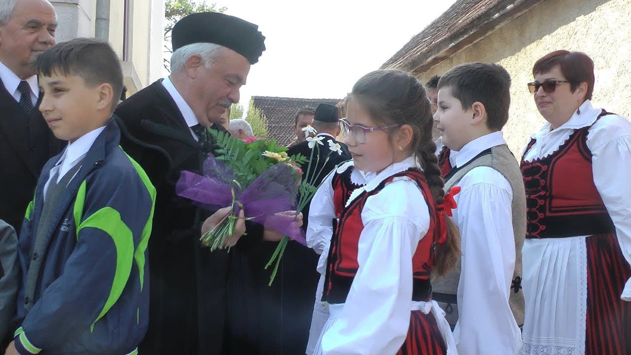 Püspöki vizitáció Szárazajtán.