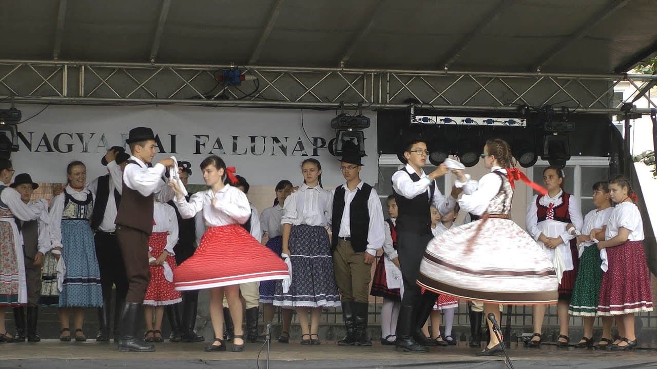 Vajdaszentiványi táncok a Középajtai és Vargyasi Néptánccsoportok előadásában.