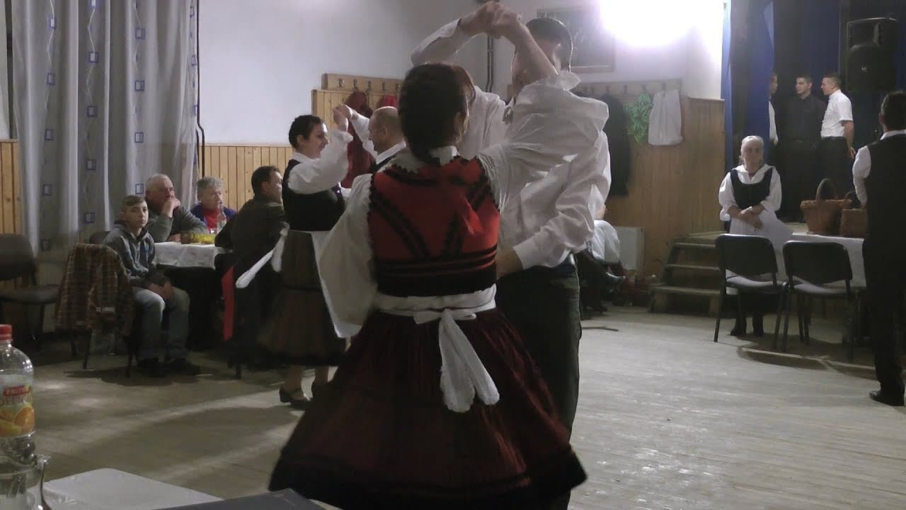 Szülők tánca a nagybaconi Pásztortűz tánccsoport kosaras bálján