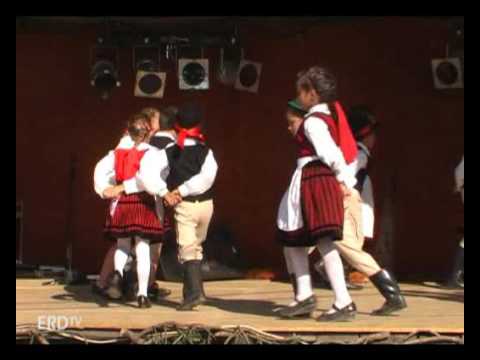 A középajtai néptánccsoport műsora 2015