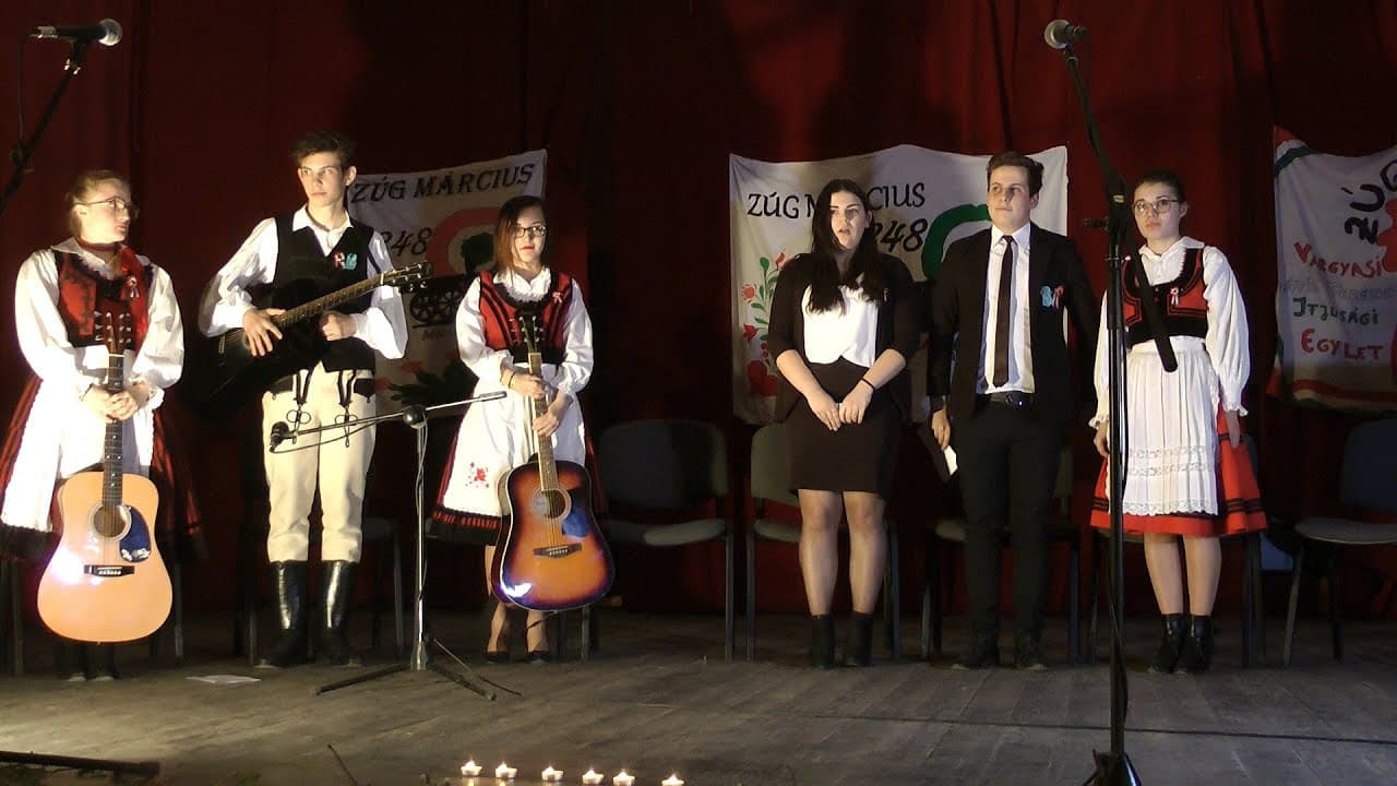 Zúg március.