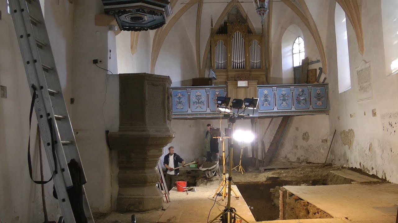 Régészeti feltárások a nagyajtai vártemplomban.